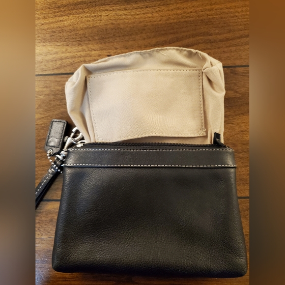COACH WRISTLET LEATHER IN GREAT CONDITION! - Picture 7 of 8
